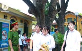 Đoàn viên thanh niên Công an Hà Nội đội nắng đảm bảo an ninh tại các điểm thi